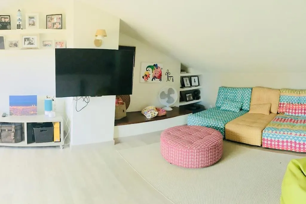 2 Story, 5 Bedroom, 3 Bath Flat, Steps From The Beach & Cliff Walk Llafranc