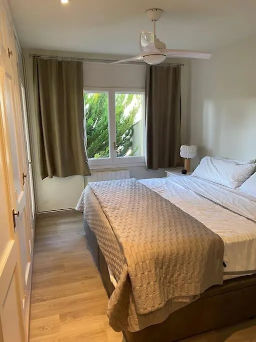2 Story, 5 Bedroom, 3 Bath Flat, Steps From The Beach & Cliff Walk Llafranc