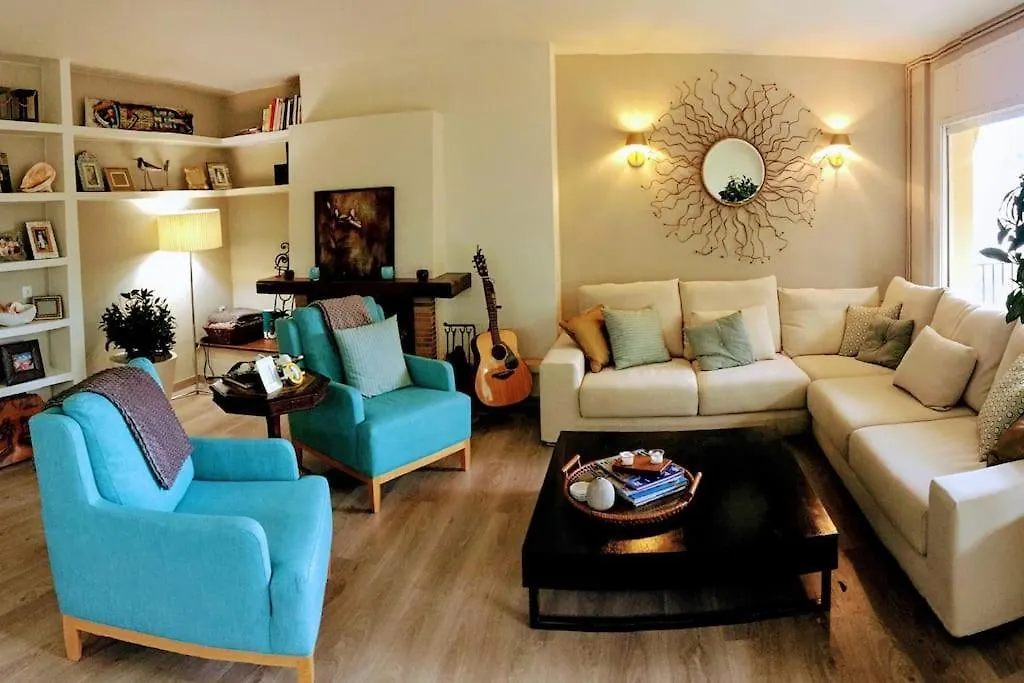 Apartment 2 Story, 5 Bedroom, 3 Bath Flat, Steps From The Beach & Cliff Walk Llafranc