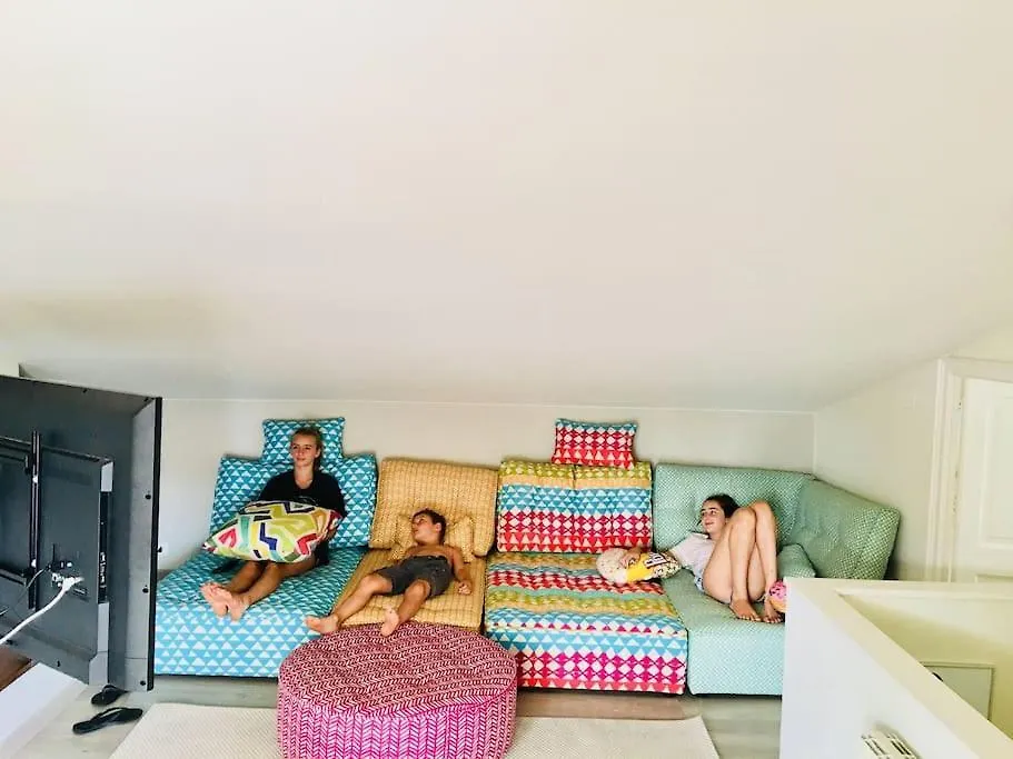 2 Story, 5 Bedroom, 3 Bath Flat, Steps From The Beach & Cliff Walk Llafranc